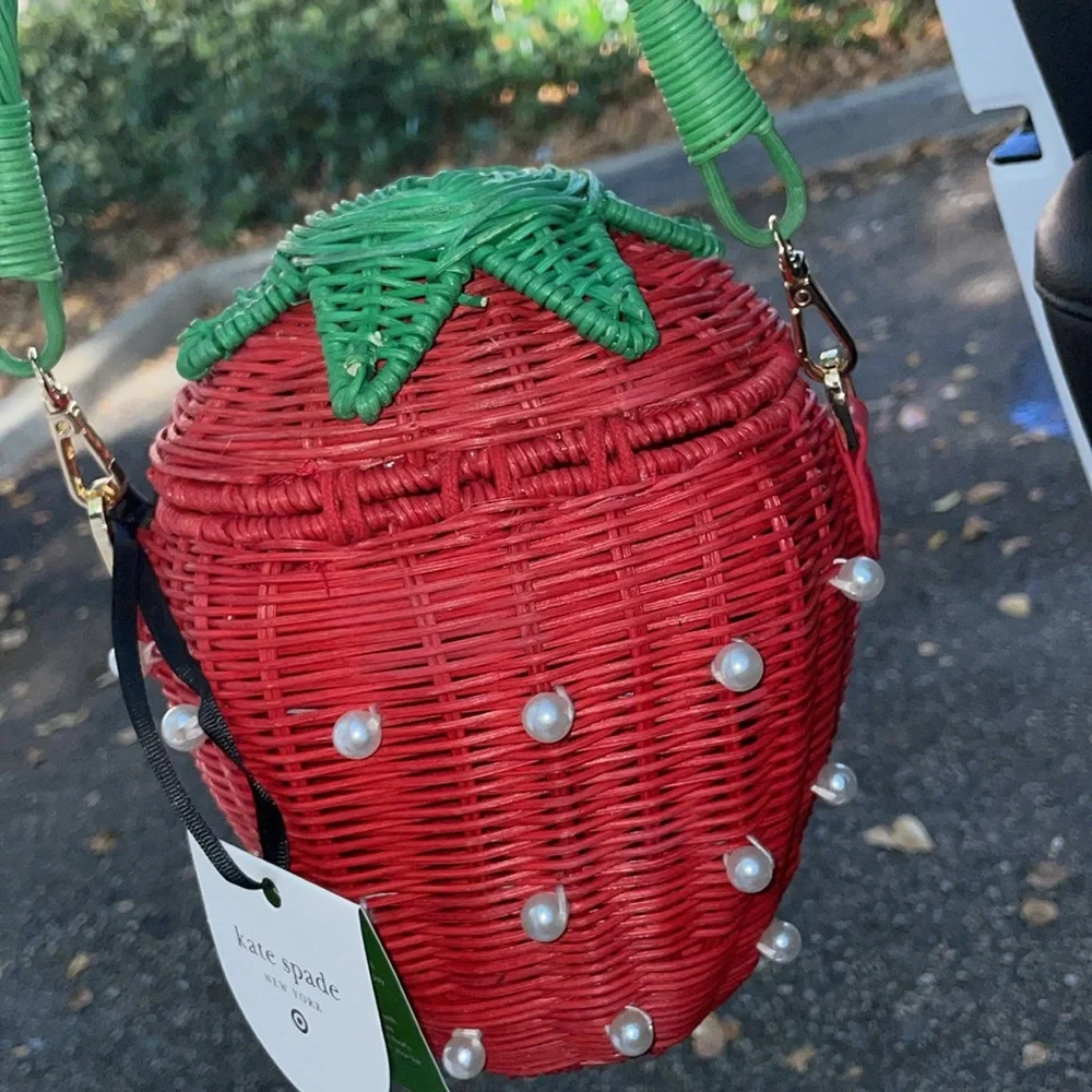 24HR DROP ⬇️ Kate Spade Pearl Strawberry Bucket bag - Picture 4 of 5